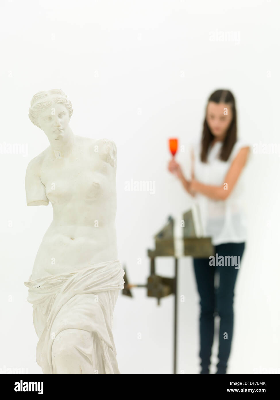 Portrait de réplique de la Vénus de Milo statue d'une femme regardant une œuvre d'arrière-plan flou Banque D'Images