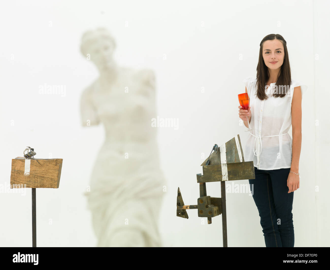 Vue avant du young caucasian woman standing and smiling dans une galerie d'art Banque D'Images