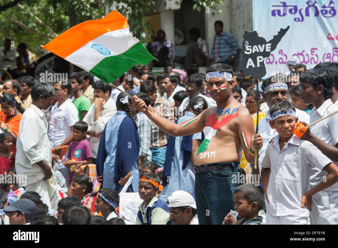 L'homme indien qui agitait un drapeau à un meeting de protestation contre la création de Telangana. Puttaparthi, Andhra Pradesh, Inde Banque D'Images