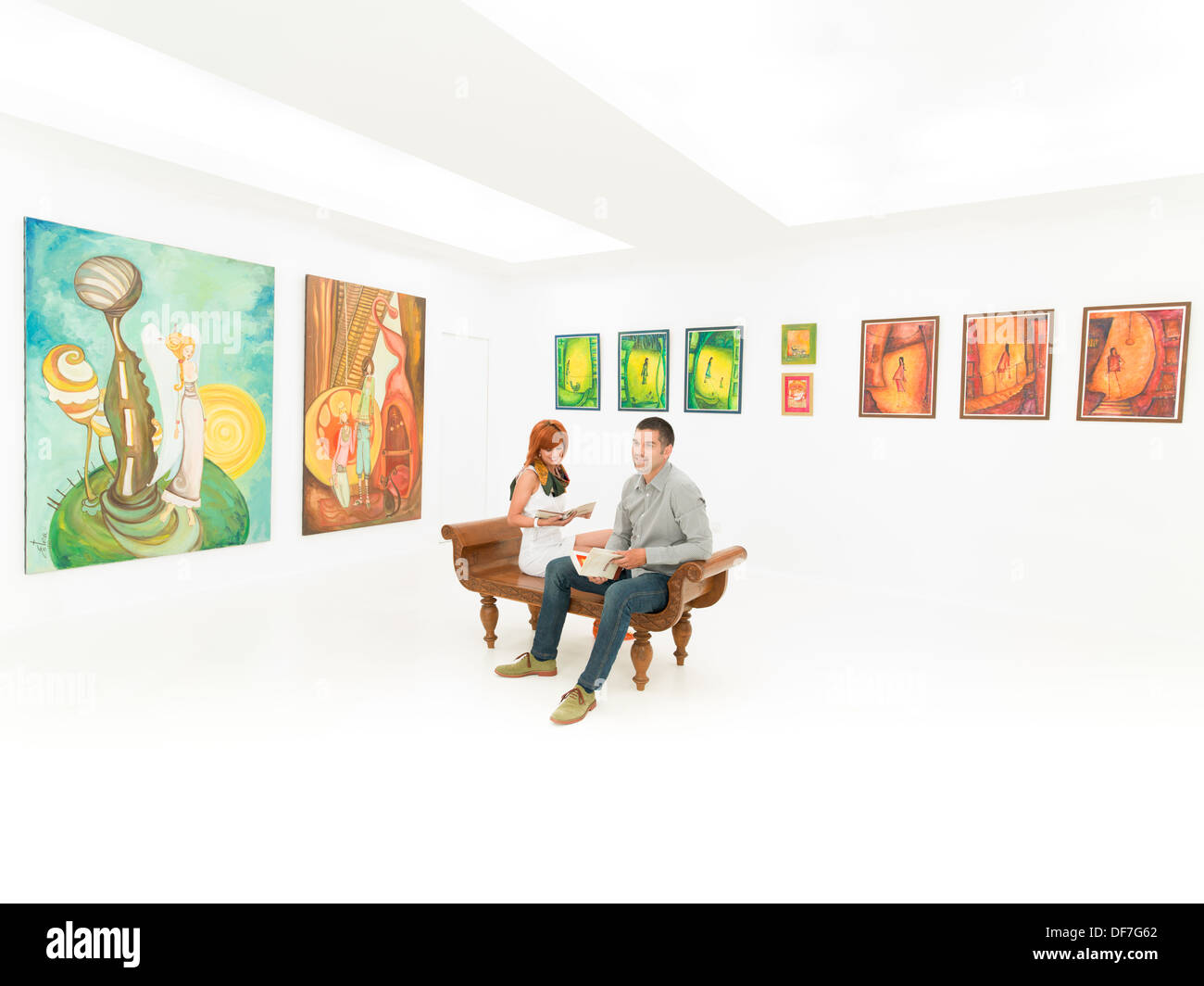 Deux jeunes gens de race blanche heureux assis sur un banc de la galerie d'art contemporain Banque D'Images