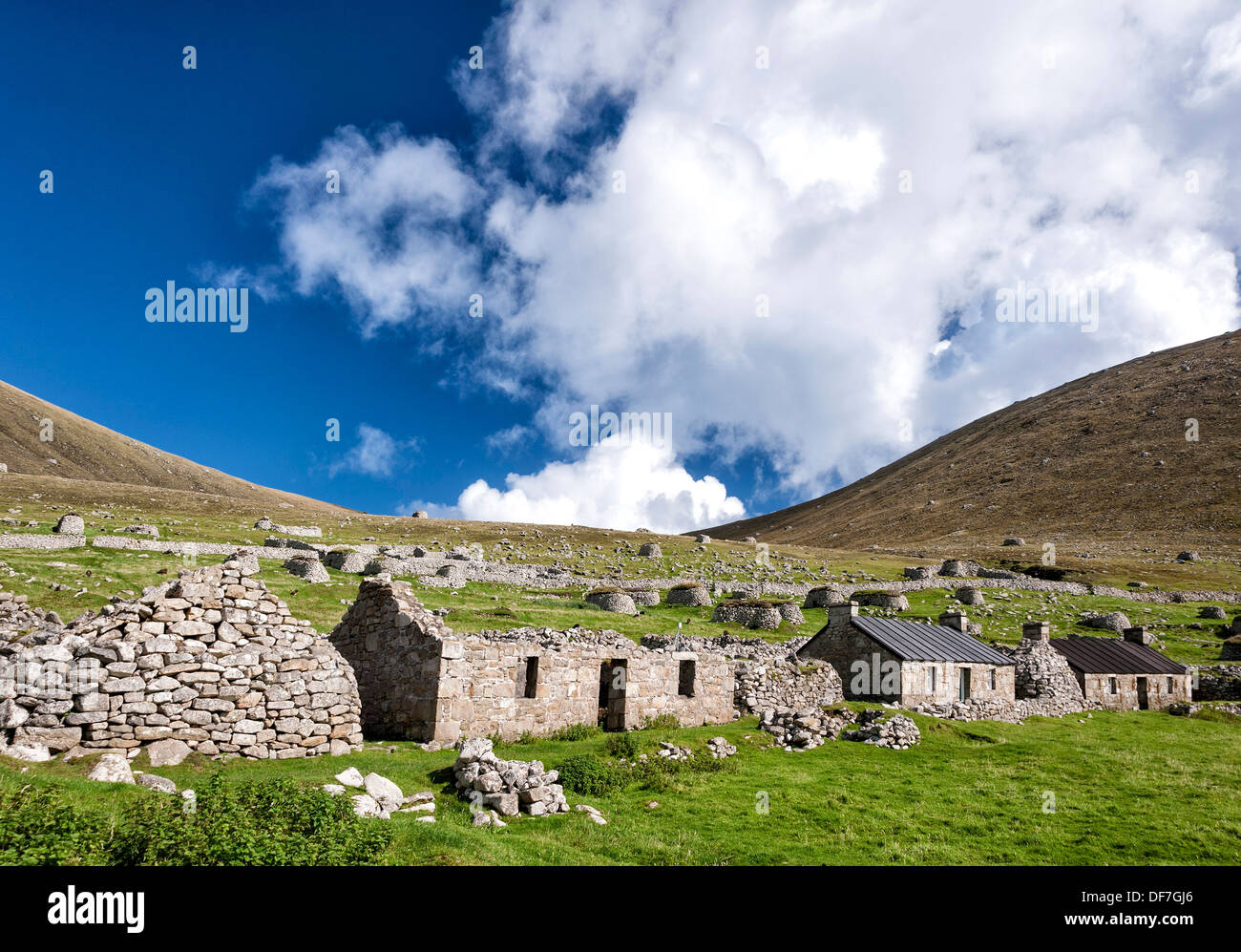Vue de la rue principale, la baie du Village, St Kilda, montrant à la fois les anciens et plus récents blackhouses Banque D'Images