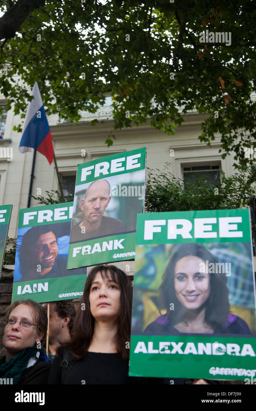 Piquets de Greenpeace à l'extérieur de l'ambassade de Russie à Londres en défense des 30 militants de Greenpeace arrêtés et détenus en Russi Banque D'Images