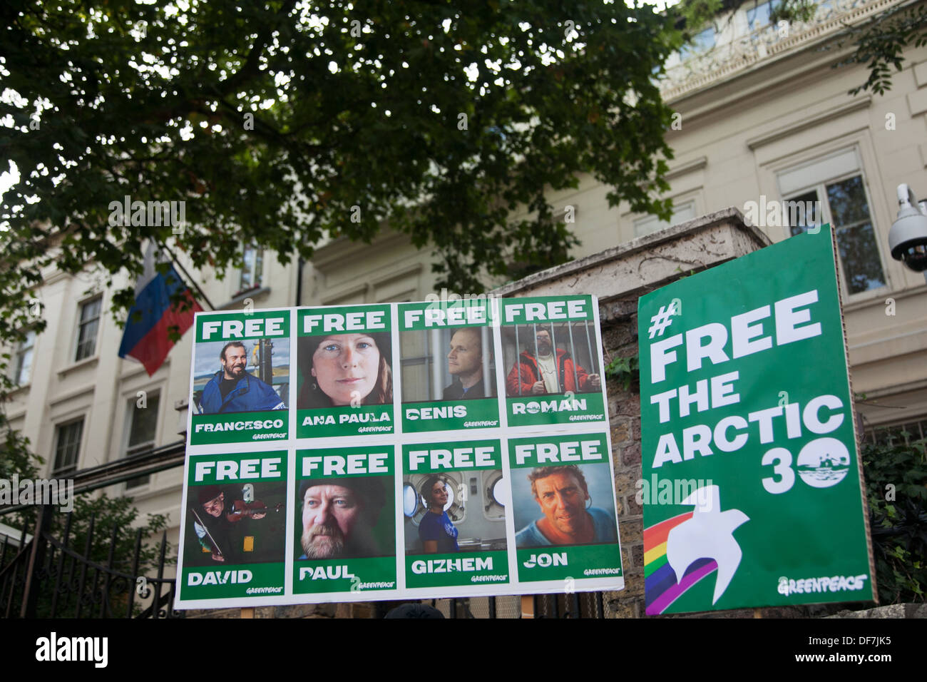 Piquets de Greenpeace à l'extérieur de l'ambassade de Russie à Londres en défense des 30 militants de Greenpeace arrêtés et détenus en Russi Banque D'Images