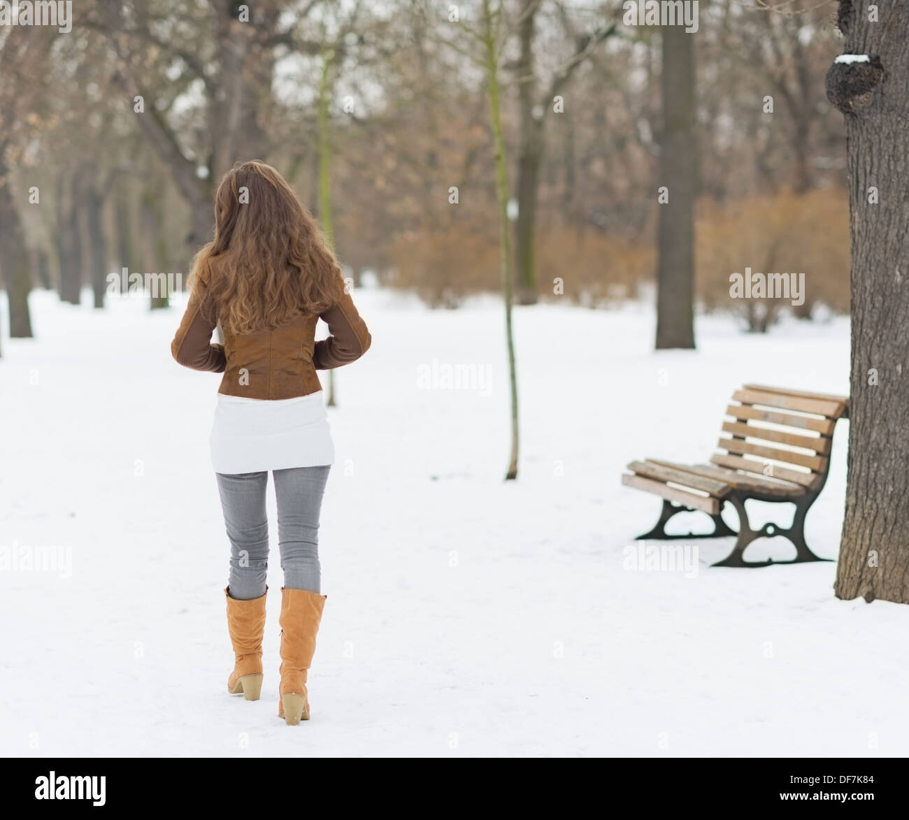 Woman walking in winter park . vue arrière Banque D'Images