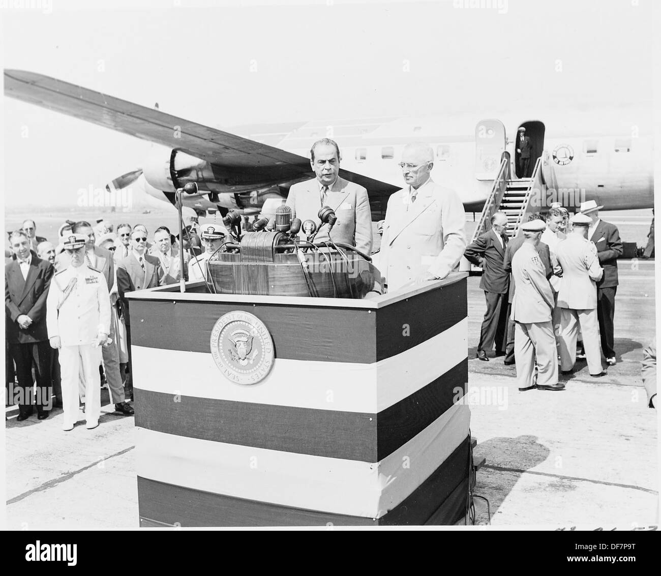 Le président Gallegos du Venezuela et le Président Truman à podium à l'aéroport où le président Gallegos vient d'arriver... 199811 Banque D'Images