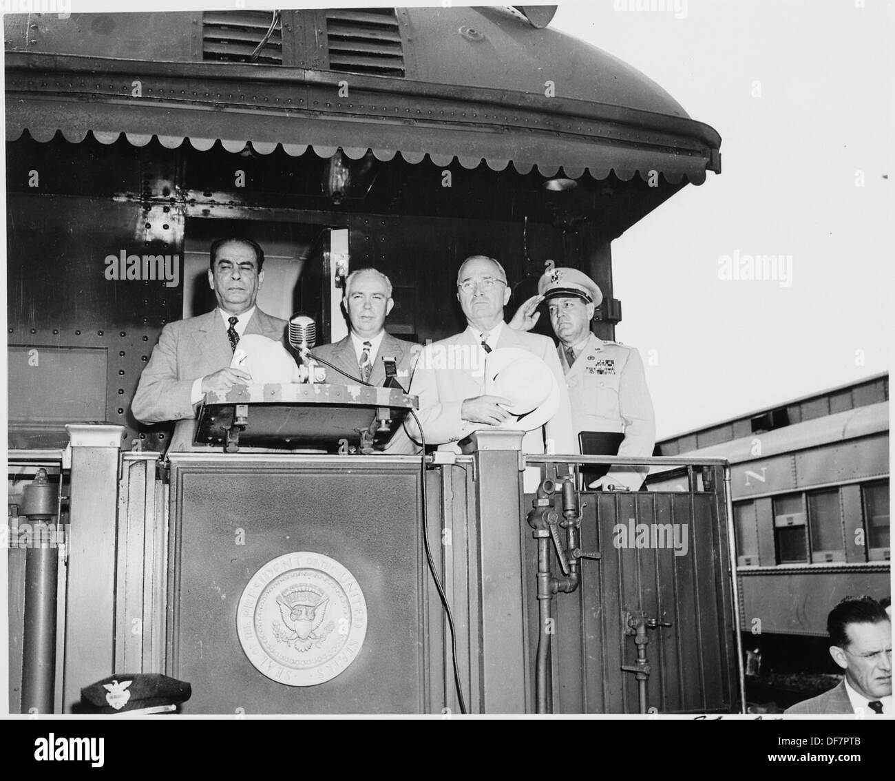 Le président Harry S. Truman, Président vénézuélien Romulo Gallegos, le général Harry Vaughan, et un homme non identifié... 199890 Banque D'Images