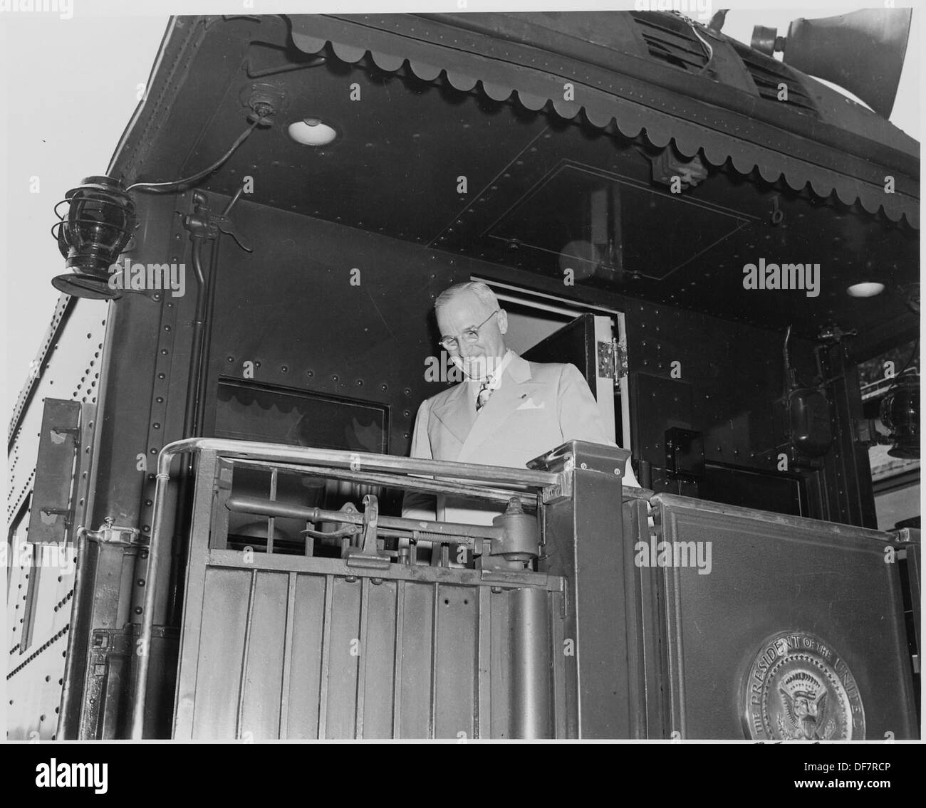 Le président Harry S. Truman est vu sur le quai arrière du train présidentiel à Bolivar, Missouri, un moment emblématique de sa présidence. Banque D'Images