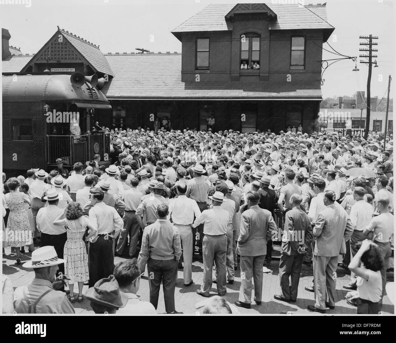 Le président Harry S. Truman parle à une foule depuis le quai arrière du train présidentiel à Parkersburg, en Virginie-occidentale, pendant sa campagne d'après-guerre. Banque D'Images