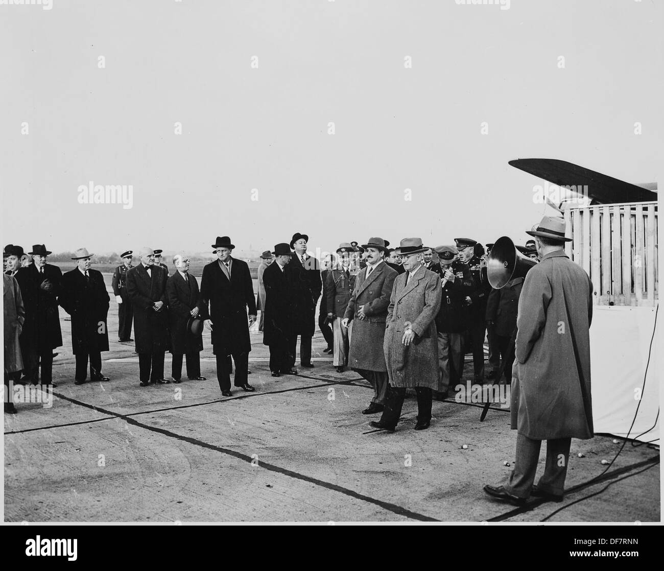 Le président cubain Prio Socarras et le président américain Truman marchent ensemble à l'aéroport national de Washington, D.C. un moment historique d'interaction diplomatique entre les deux Nations. Banque D'Images