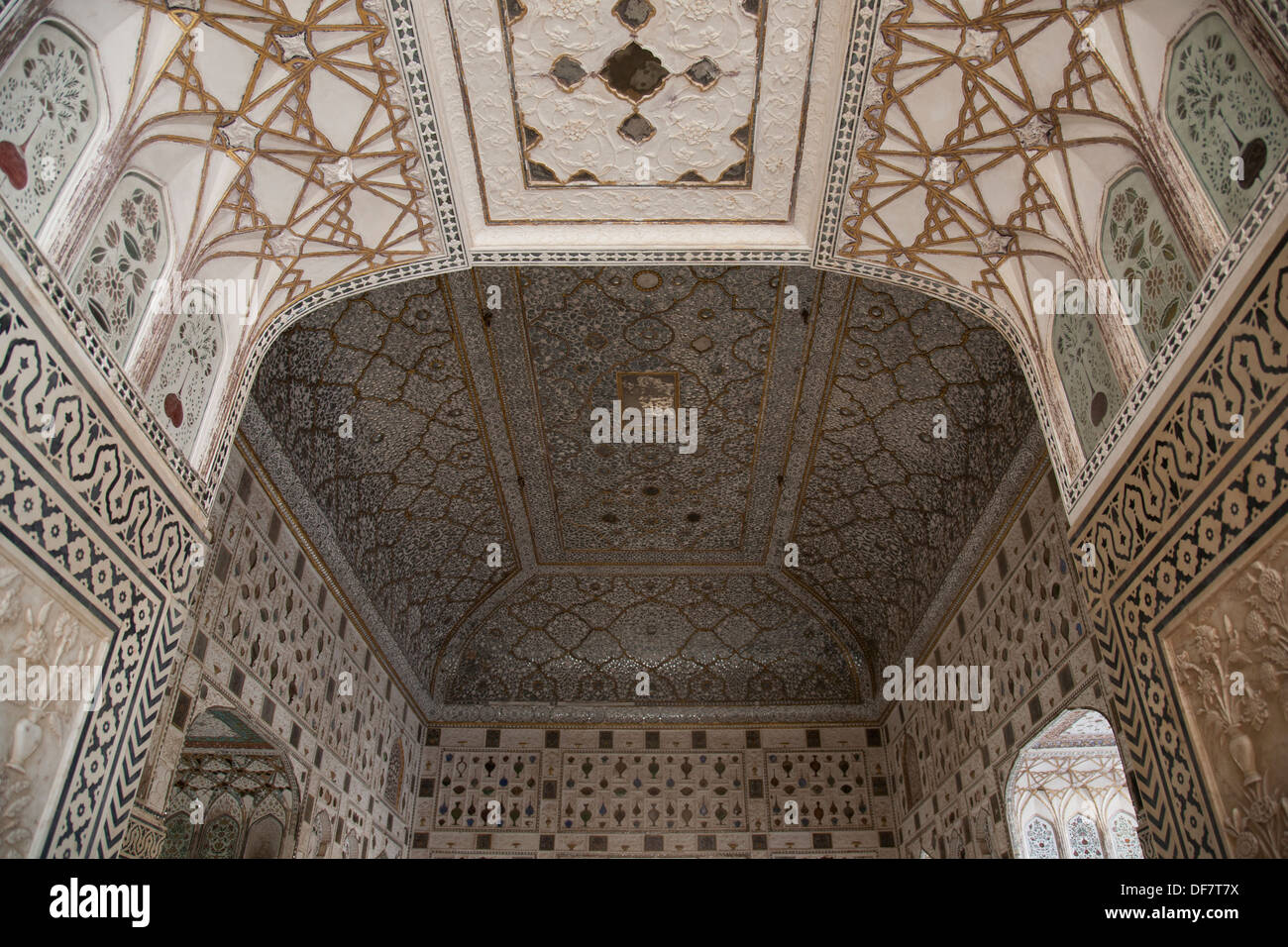 Sheesh Mahal Palace en miroir - à Fort Amer (souvent orthographié Fort Amber) a été construit par Raja Man Singh I et est renommée pour son art Banque D'Images