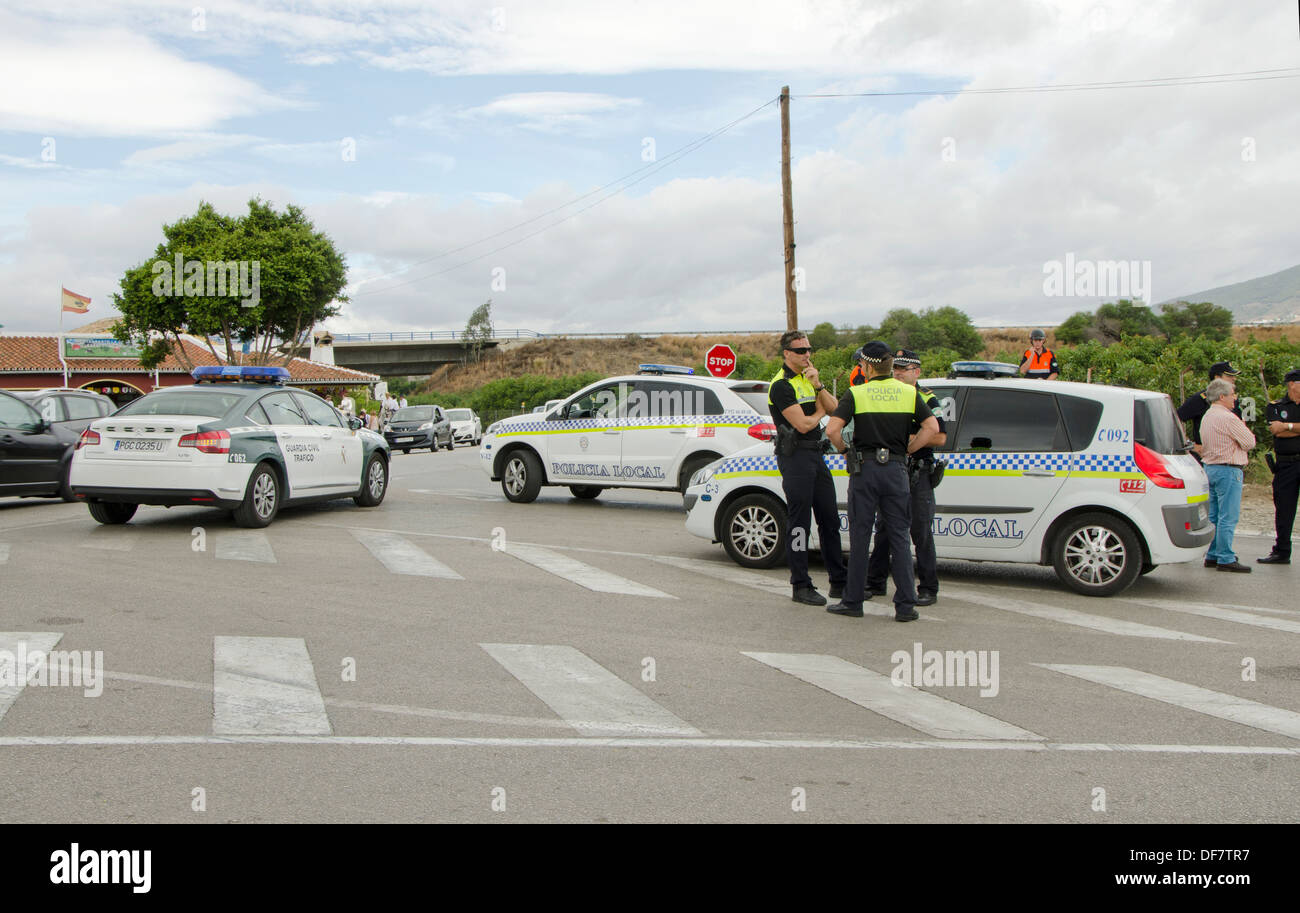 Gardes civils et de la police locale bloque la circulation sur le côté de la route dans le sud de l'Espagne. Banque D'Images