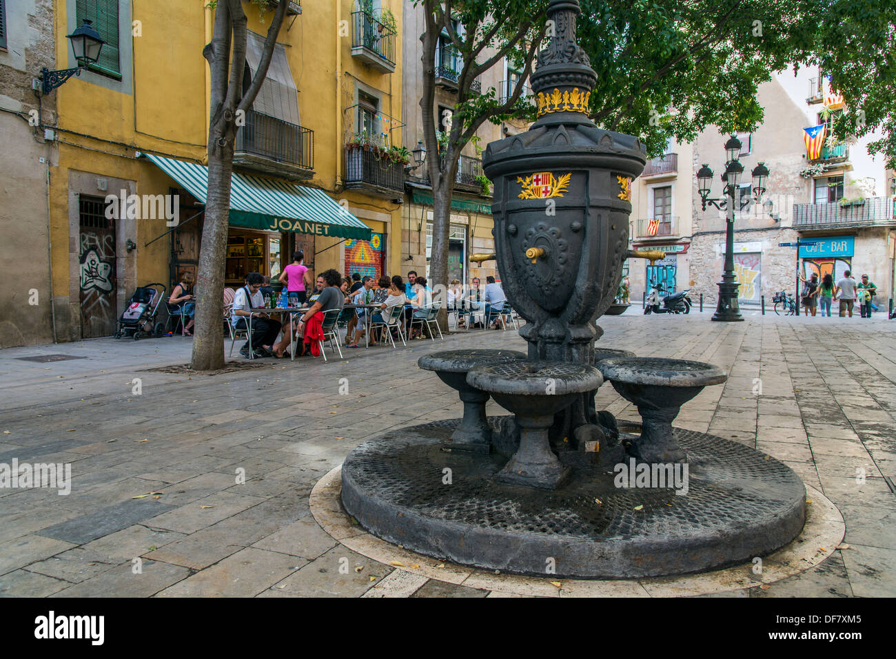Fer à repasser fontaine à boire dans un petit carré de Born, Barcelone, Catalogne, Espagne Banque D'Images