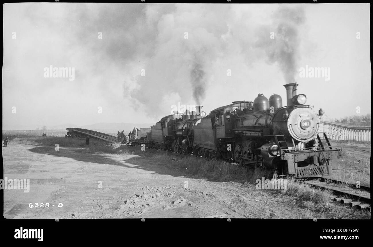 Cette image montre le déplacement d'un berceau de voie ferrée, un équipement essentiel utilisé pour le transport de wagons sur des pentes raides. Le projet consiste à déplacer le berceau vers un nouvel emplacement dans le cadre de l'amélioration de l'infrastructure ferroviaire. Banque D'Images