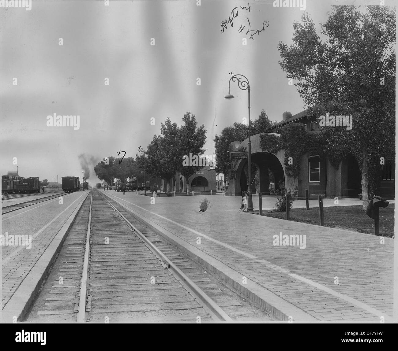 La gare ferroviaire de Belen au Nouveau-Mexique, avec son historique Harvey House. La gare servait d'arrêt clé sur le chemin de fer Atchison, Topeka et Santa Fe, où les voyageurs pouvaient profiter des repas et de l'hébergement au Harvey House, une chaîne de restaurants et d'hôtels associés au transport ferroviaire. Banque D'Images