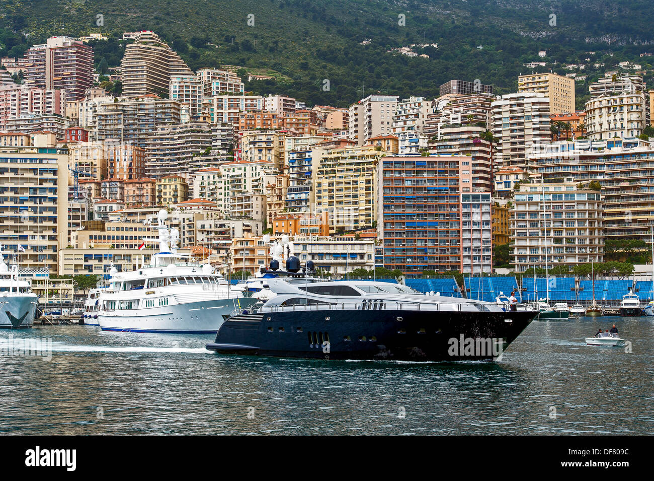 Europe, France, Principauté de Monaco, Monte Carlo, Monaco Harbour, Port Hercule. Banque D'Images