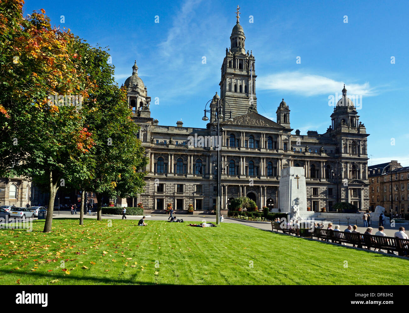 Rénové George Square Glasgow en Ecosse avec nouveau lit d'herbe et de surface et montrant la ville de Glasgow City Chambers Banque D'Images
