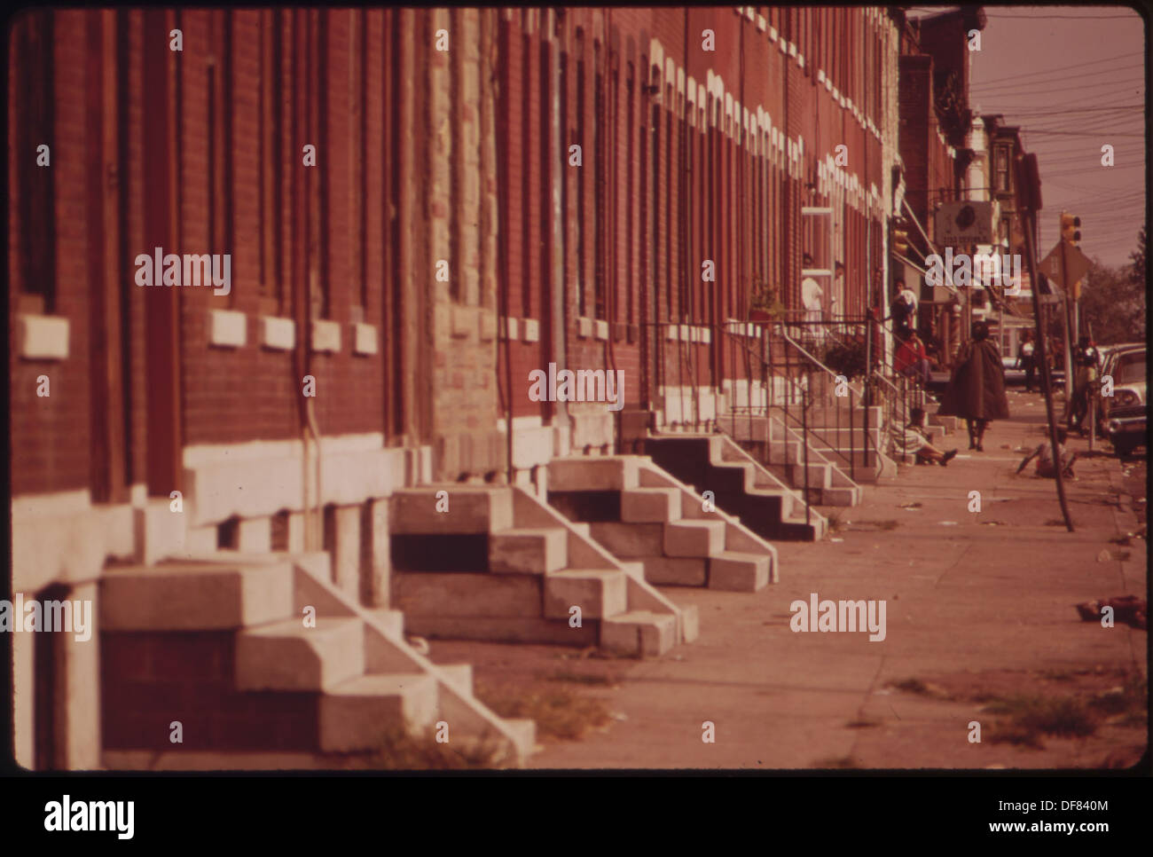 Une vue des maisons en rangée dans le nord de Philadelphie, mettant en valeur l'architecture urbaine dense typique de la ville. Les maisons en rangée sont une caractéristique importante des zones résidentielles de Philadelphie, en particulier dans les parties nord de la ville. Banque D'Images