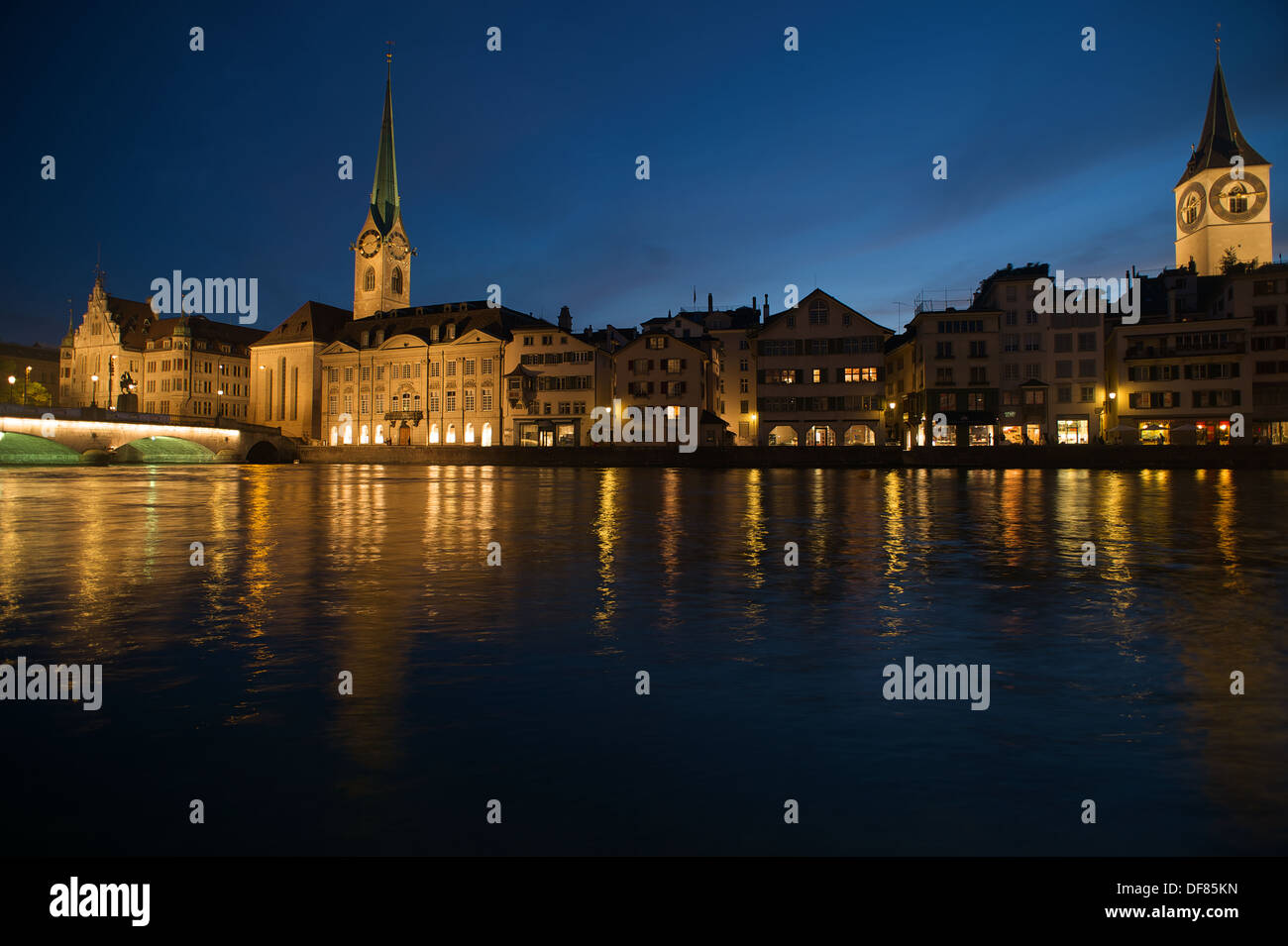 Reflet dans la rivière Limmat des bâtiments une églises de Zurich dans l'heure bleue Banque D'Images