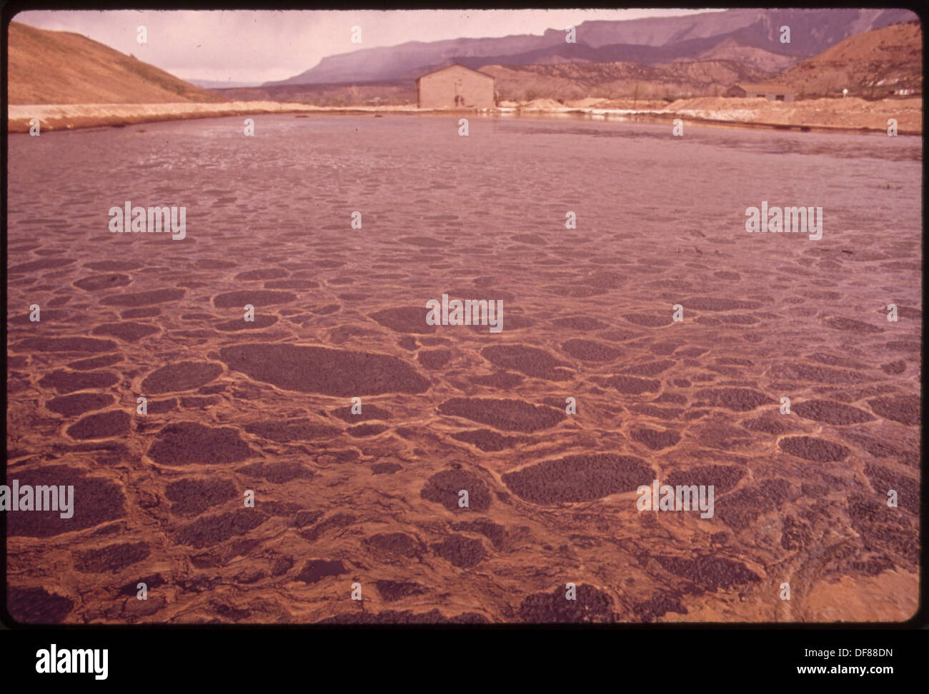 Le BASSIN DE DÉCANTATION À UNE USINE DE TRAITEMENT DE L'uranium. (À PARTIR DES SITES D'EXPOSITION. Pour d'AUTRES IMAGES DE CETTE AFFECTATION, voir... 553867 Banque D'Images