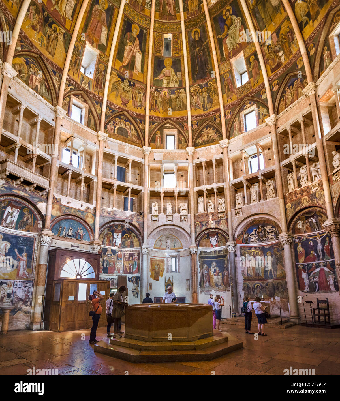 Les touristes à l'intérieur du baptistère médiéval historique, Parme, Emilie-Romagne, Italie Banque D'Images