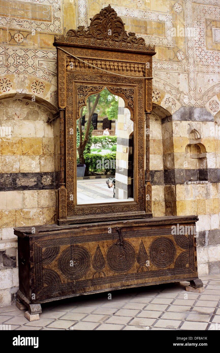 Poitrine de meubles et un miroir dans le Palais Azem, Damas. La Syrie Photo  Stock - Alamy