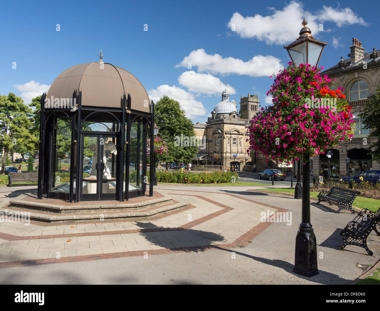 Le Crescent Gardens et Harrogate Yorkshire UK Festival Pavilion Banque D'Images