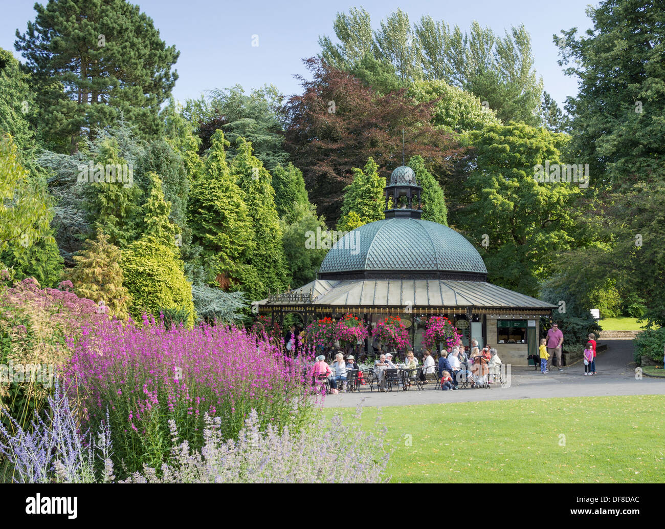 La Magnésie et café dans l'Valley Gardens Harrogate Yorkshire UK Banque D'Images