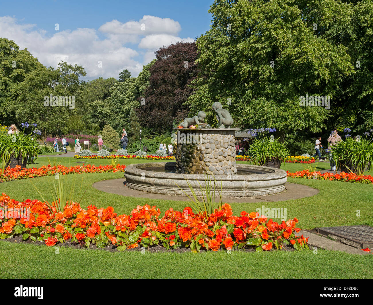 Le chérubin sculpture-fontaine par John Robinson en 1972 Valley Gardens Harrogate Yorkshire UK Banque D'Images