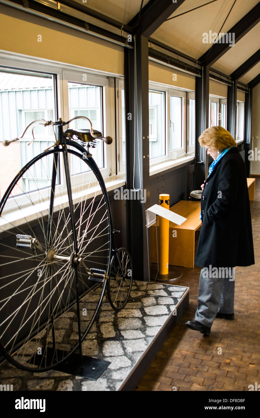 Visiteur à la recherche à un vélo au Deutsches Technikmuseum (allemand de la technologie du Canada). Berlin, Allemagne. Banque D'Images