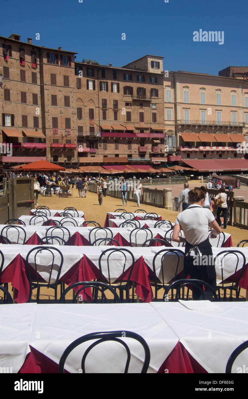 Il Campo, Sienne, avec tables de restaurant d'être posé sur la piste de course du Palio temporaire, Toscane, Italie. Banque D'Images