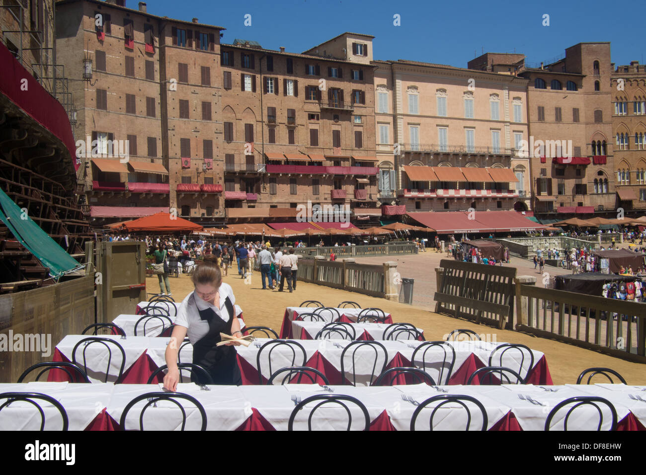 Il Campo, Sienne, avec tables de restaurant d'être posé sur la piste de course du Palio temporaire, Toscane, Italie. Banque D'Images