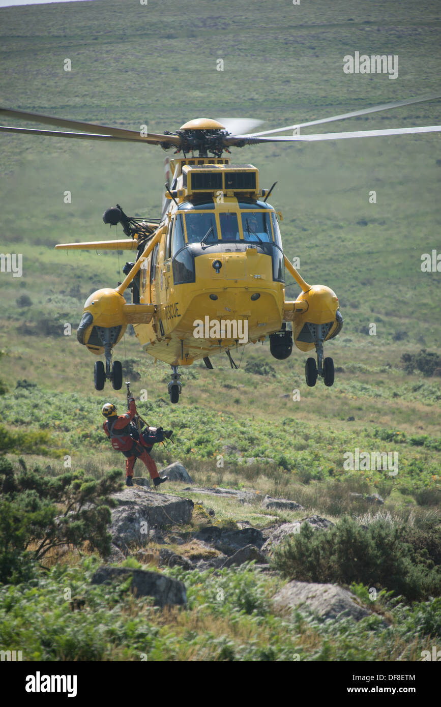 © Photos par Guy Newman. Recherche et sauvetage de la RAF de l'hélicoptère Sea King porte secours à un blessé walker au large de Dartmoor. Banque D'Images