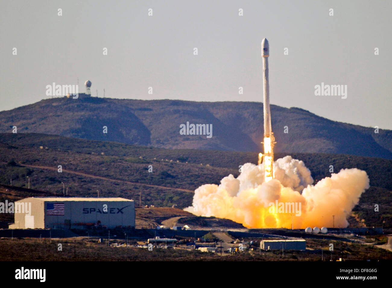 La fusée Falcon 9 transportant la capsule SpaceX lance à partir de l'espace complexe de lancement-4 29 septembre 2013 dans la base aérienne de Vandenberg, en Californie. C'était la plus grande roquette lancée par transporteur commercial SpaceX et le premier depuis Vandenberg. Banque D'Images