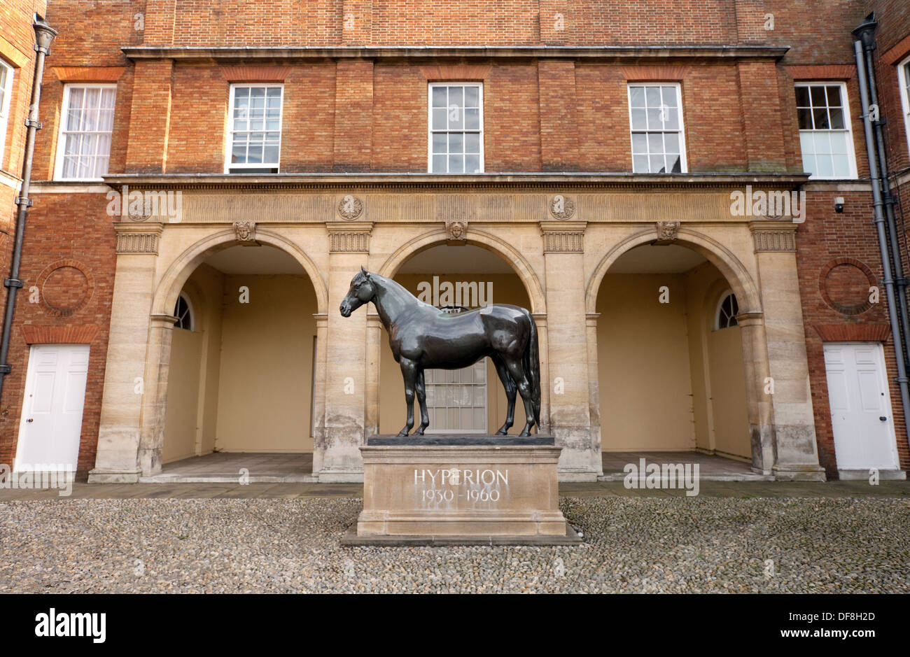 La statue de la 'racehorse Hyperion' au Jockey Club, Newmarket Suffolk UK Banque D'Images