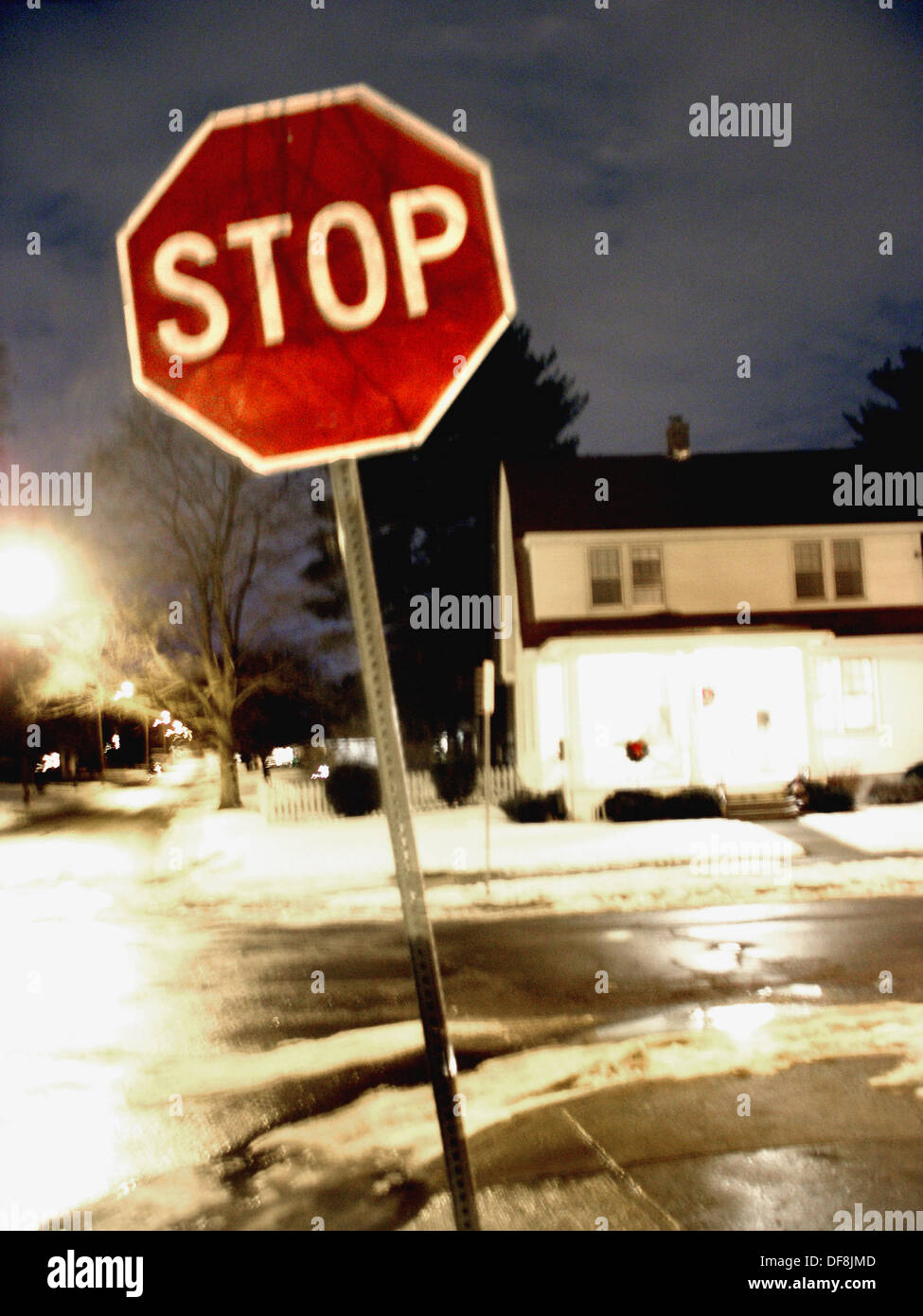 Un panneau d'arrêt rouge vif est capturés la nuit sur une rue de banlieue  avec un léger flou, créant un effet fantomatique, picturale Photo Stock -  Alamy