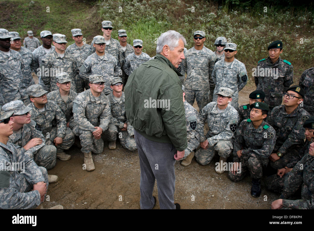 Le secrétaire américain à la défense Chuck Hagel parle avec des troupes de la 2e Division d'infanterie de l'armée américaine le 30 septembre 2013 à la zone démilitarisée Panmunjom, République de Corée. Banque D'Images