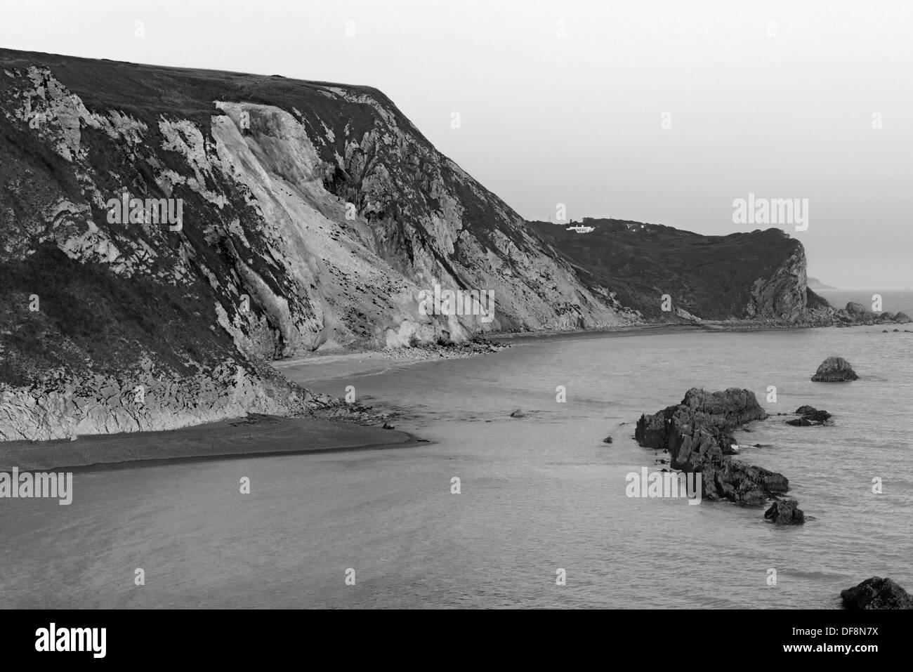 Côté Est de Durdle Door, Durdle Dor, surplombant St Oswald's Bay, Dorset, England, UK (Jurassic Coast) en noir et blanc Banque D'Images