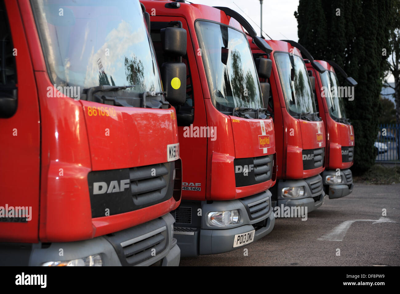 Red Royal Mail livraison Daf cars ou camions UK Banque D'Images