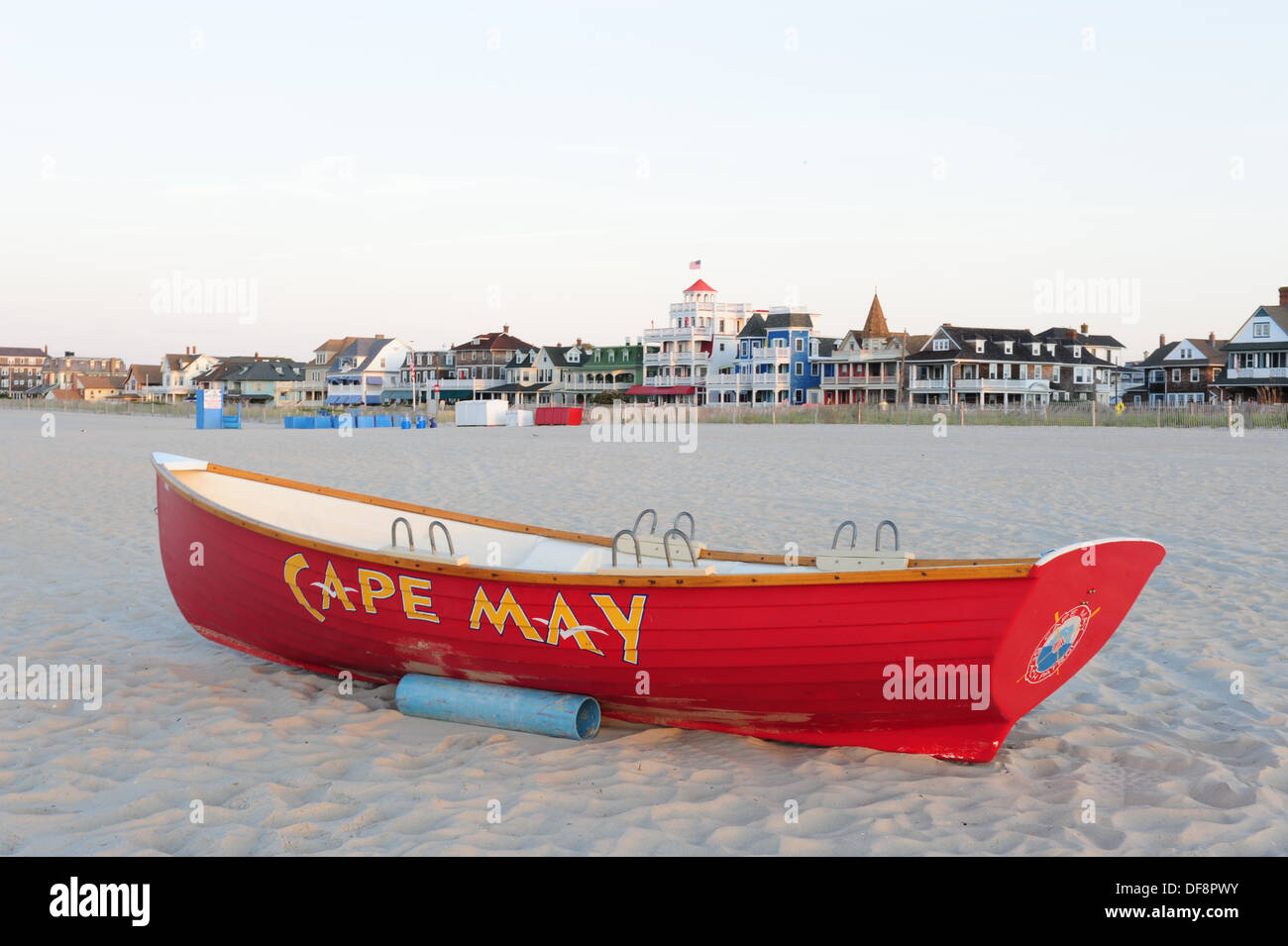 USA New Jersey N.J. Cape May NJ sauvetage sur la plage au lever du soleil avec des maisons victoriennes en arrière-plan Banque D'Images