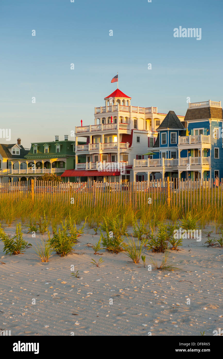 USA New Jersey Cape May NJ N.J. Maisons victoriennes le long Beach Avenue Ave face à l'Océan Atlantique sable de dune grass Banque D'Images