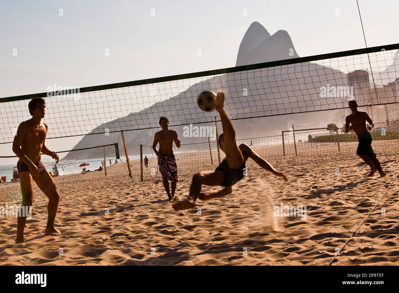 Ou Futevolei, footvolley. Les hommes de recréer sur la plage d'Ipanema, Rio de Janeiro, Brésil. Les sports, Banque D'Images