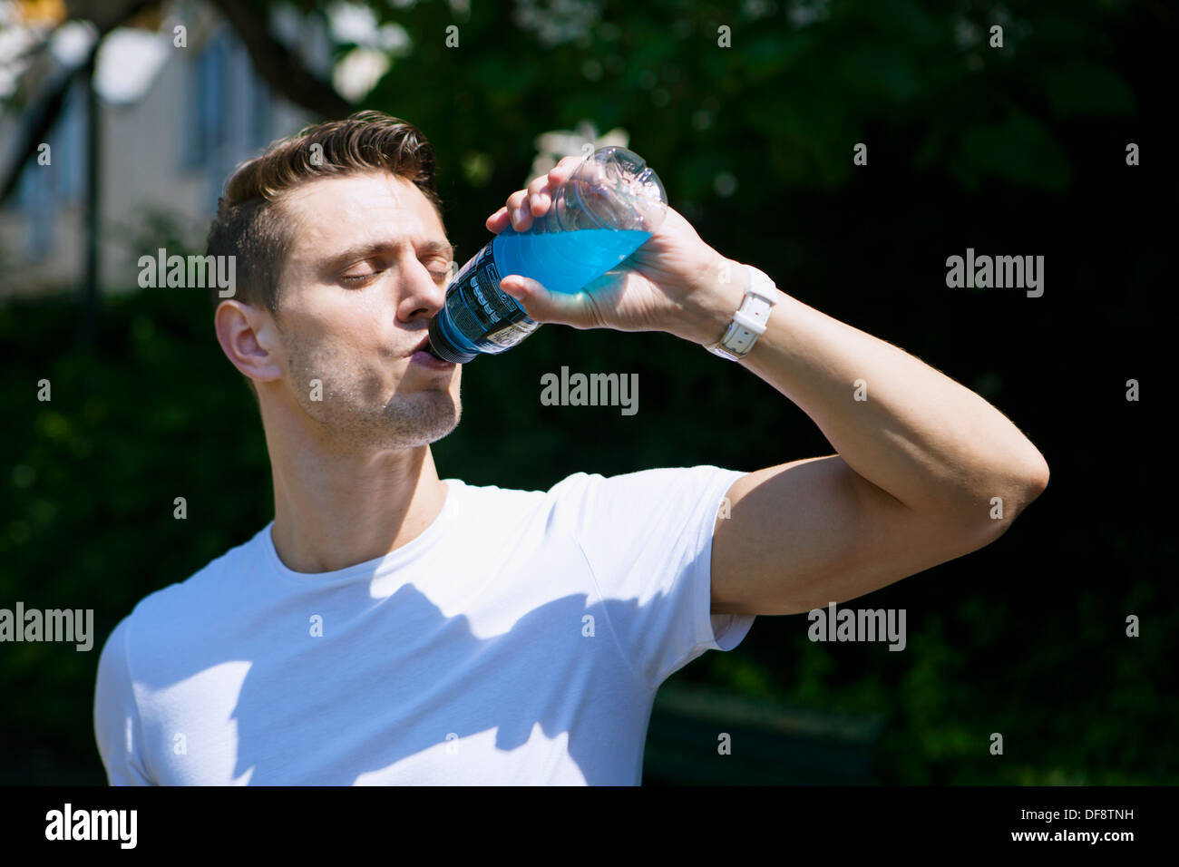 Homme avec boisson froide Banque D'Images