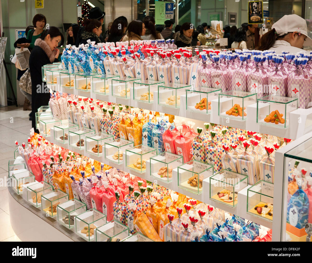 Bonbons japonais et des aliments destinés à la vente au Magasin Sogo Shopping Area (sous-sol) avec Depachika Food Hall au Japon. Banque D'Images