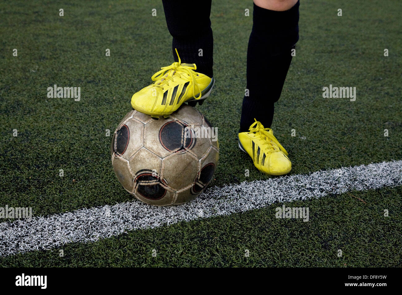 Boy playing soccer Banque D'Images