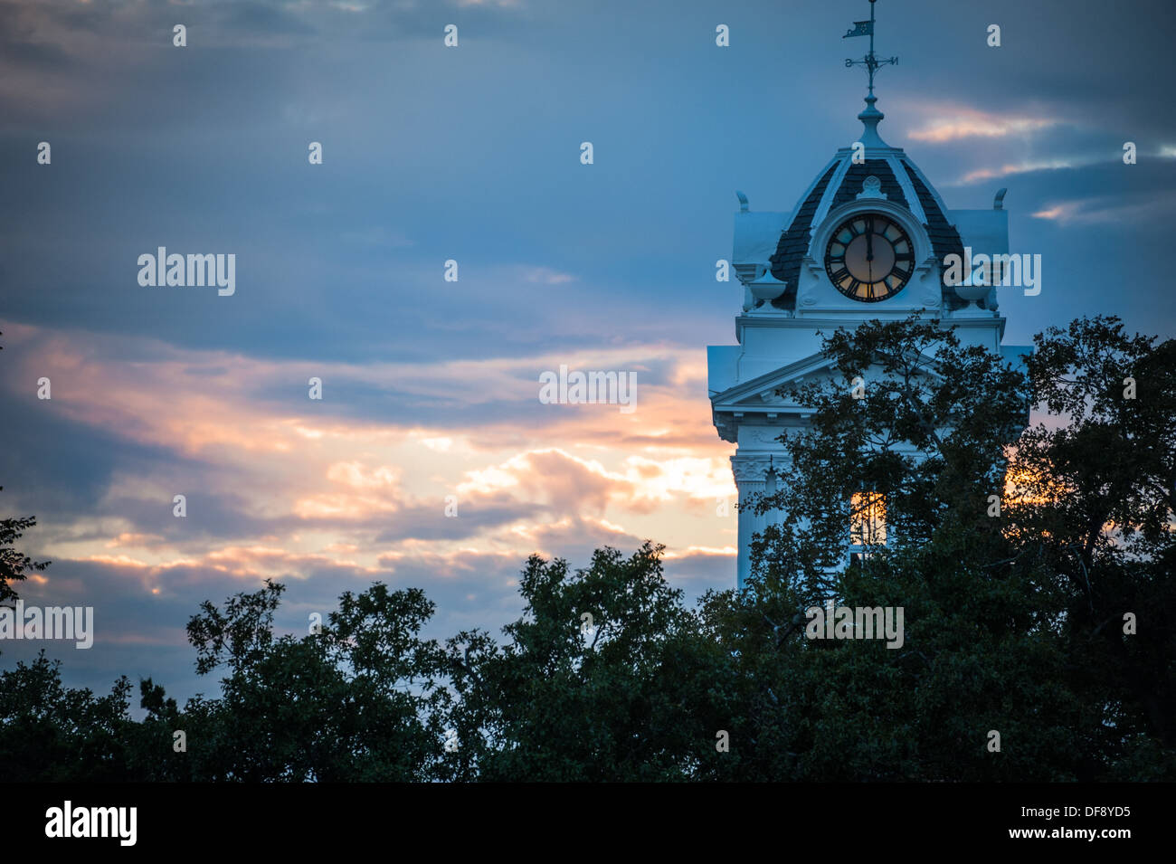 Le crépuscule s'installe sur le palais de justice historique de Gwinnett à Lawrenceville, en Géorgie, tandis que le soleil couchant illumine l'horloge de la tour. (ÉTATS-UNIS) Banque D'Images