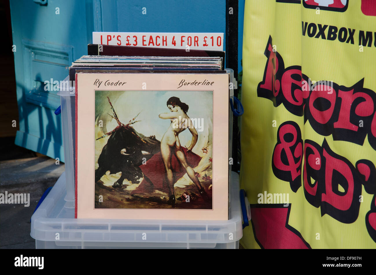 LP est à vendre à l'extérieur d'un magasin de disques d'occasion à St Stephen's Street à Édimbourg. Banque D'Images