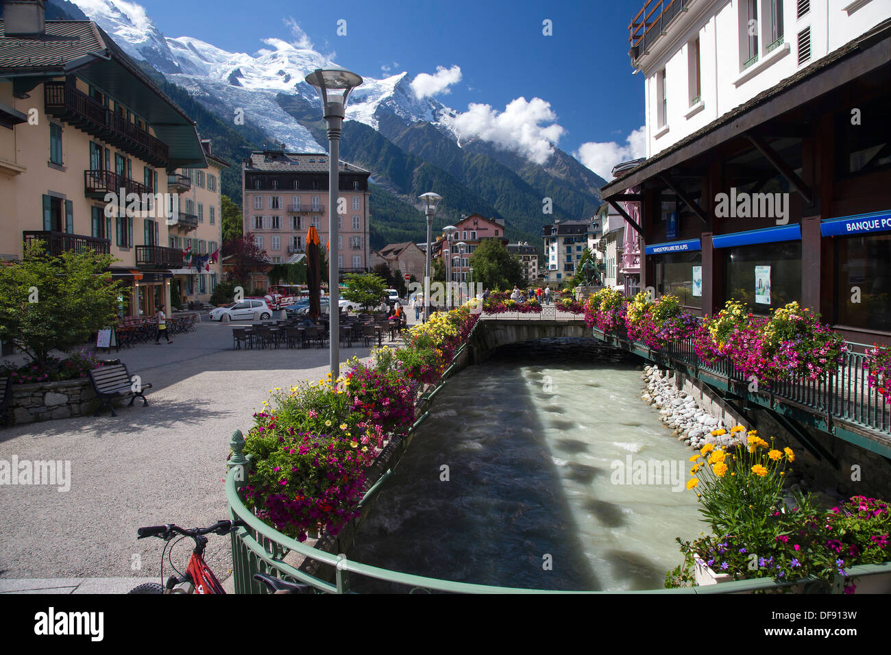 L'Arve rivière qui coule à travers le centre de Chamonix, Massif du Mont Blanc dans le backgroound Banque D'Images