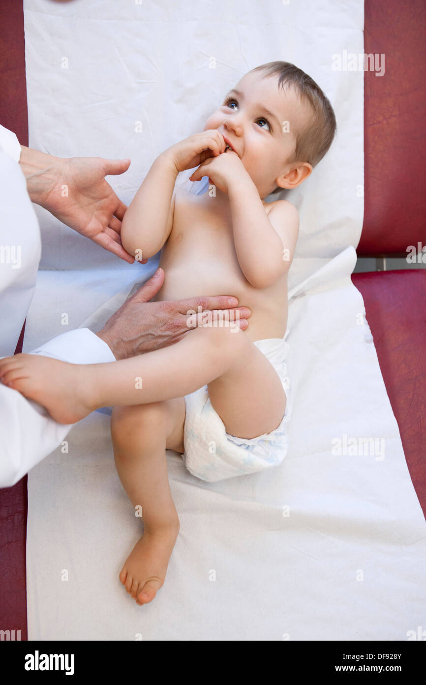 L'abdomen de l'ENFANT SÉMIOLOGIE Banque D'Images