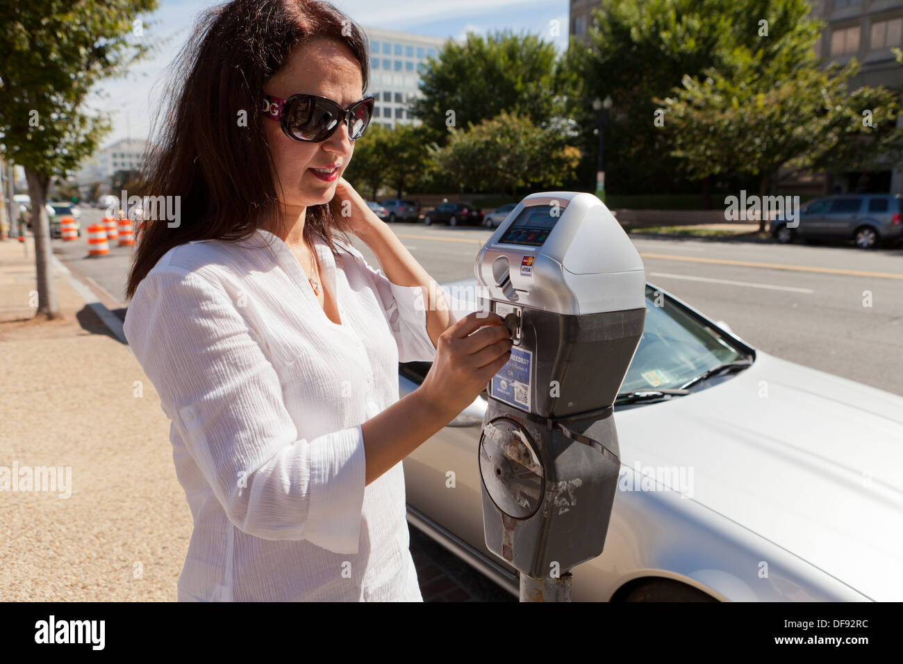 Woman feedin Banque de photographies et d’images à haute résolution Alamy