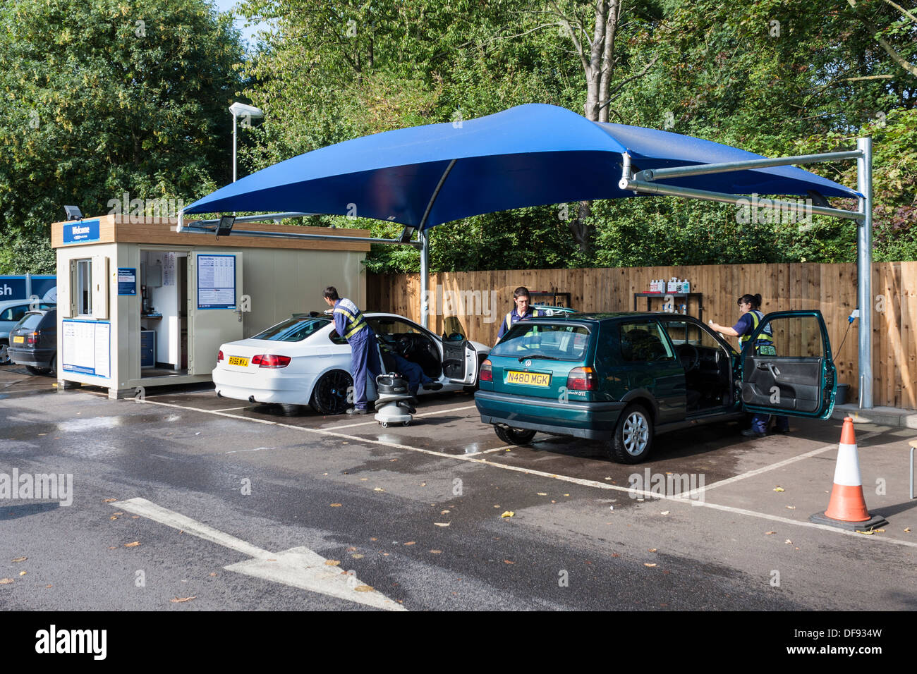 Côté service de lavage de voiture dans parking supermarché Tesco, Reading, Berkshire, England, GB, au Royaume-Uni. Banque D'Images